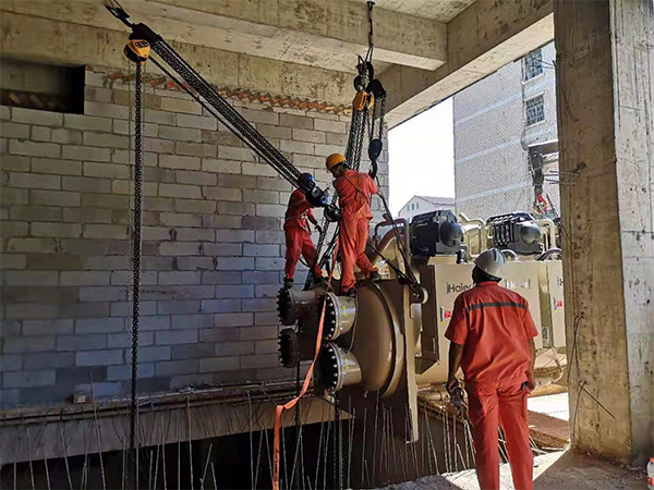 益陽(yáng)艾華集團冷水機組，空壓機吊裝定位